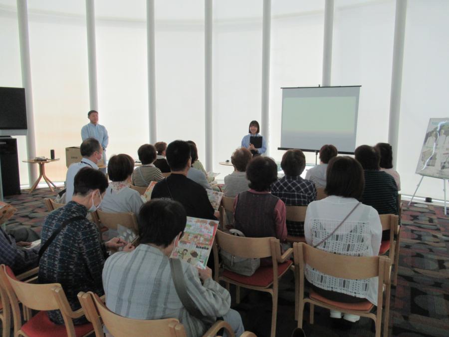 会社の概要の説明を受ける参加者