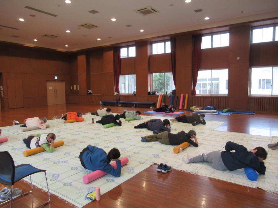 横になってポールで鎖骨を押す様子