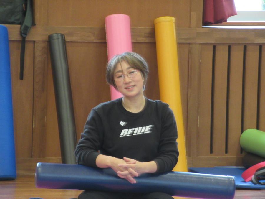 ストレッチポールの説明をしている講師の様子