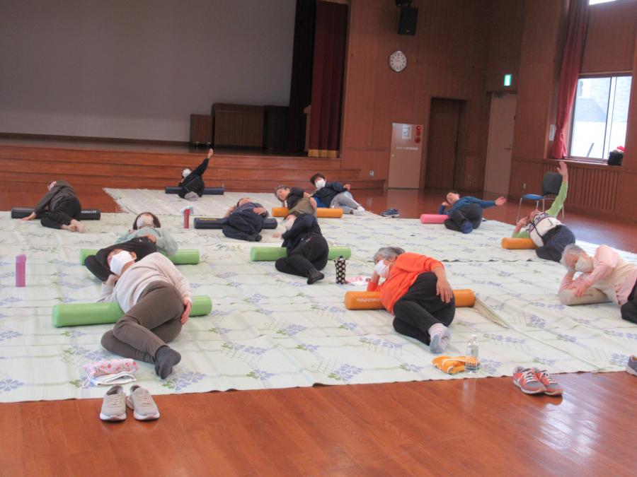 ポールで鎖骨を押す様子