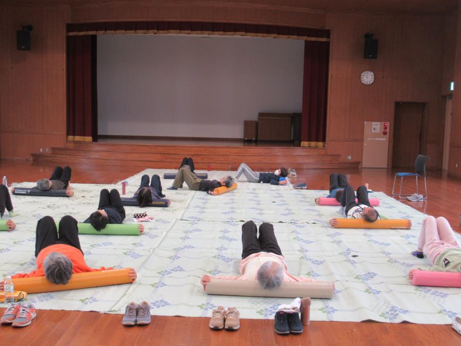 横になって骨格のゆがみをチェックしている所