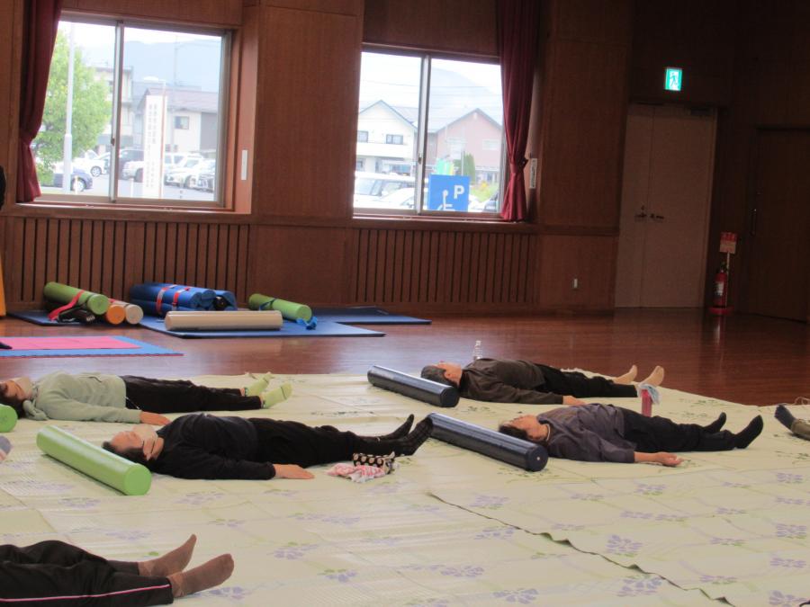 仰向けに寝て、身体のゆがみをチェックしている様子