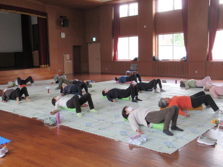 腰を浮かして体操している様子