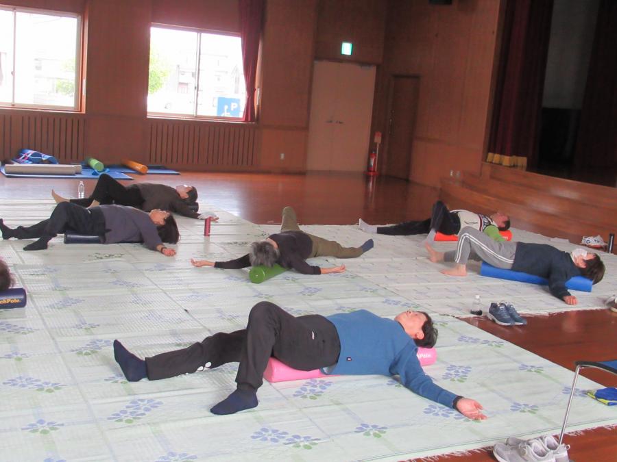 会場内でポールで体操をしている様子