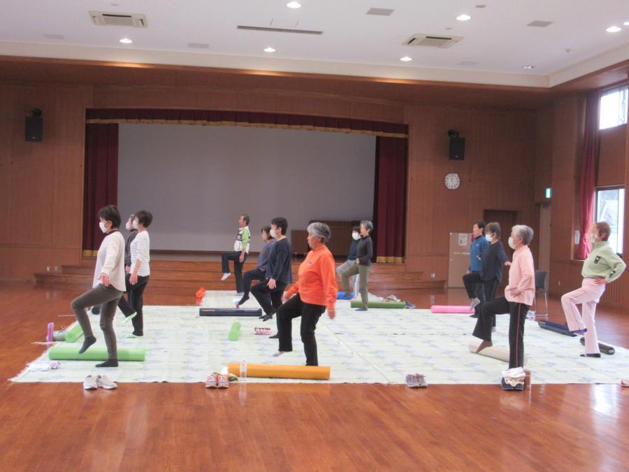 終了後に片足立ちの検査をして始めと比べている様子