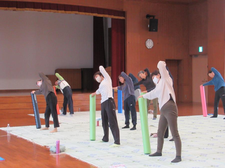 ポールを使ってストレッチをしている様子