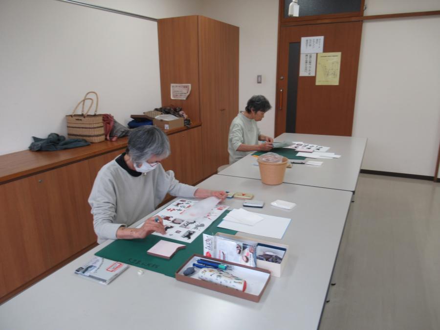 参加者の二人が彫っている様子