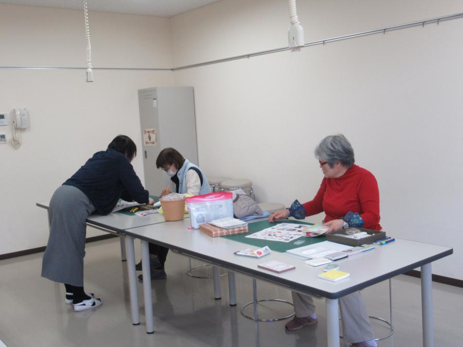 講師が彫り方を指導している様子