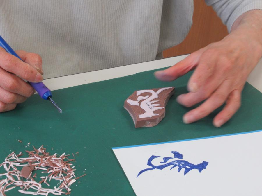 馬の文字を彫っている手元の写真