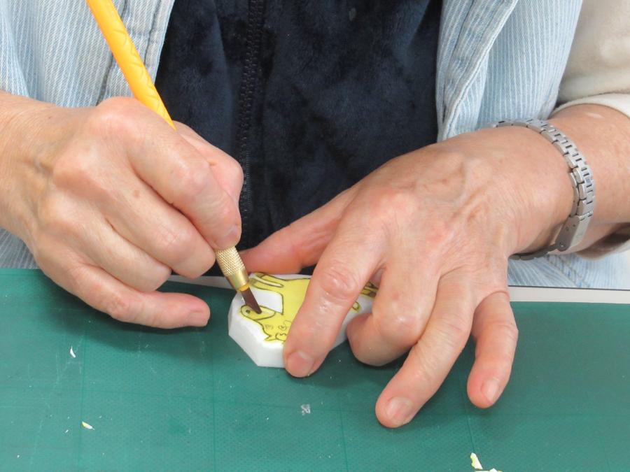 馬のイラストをデザインカッターで彫る手元の写真