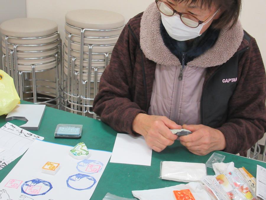 一人の参加者がはんこを試し押ししている様子