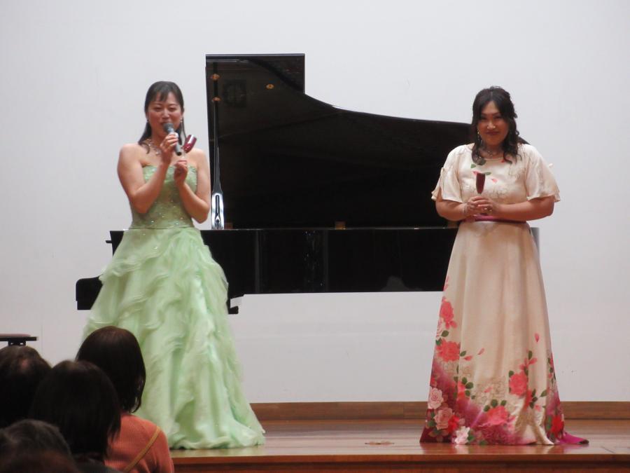 演奏者の二人が立って話しているところ