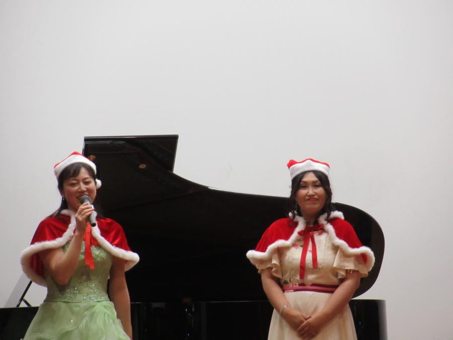 クリスマスの衣装で登場したお二人の写真