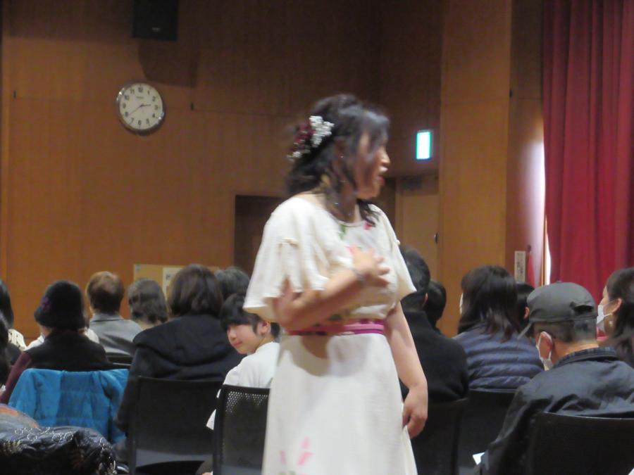 会場内に出て歌っている宮川さんの写真