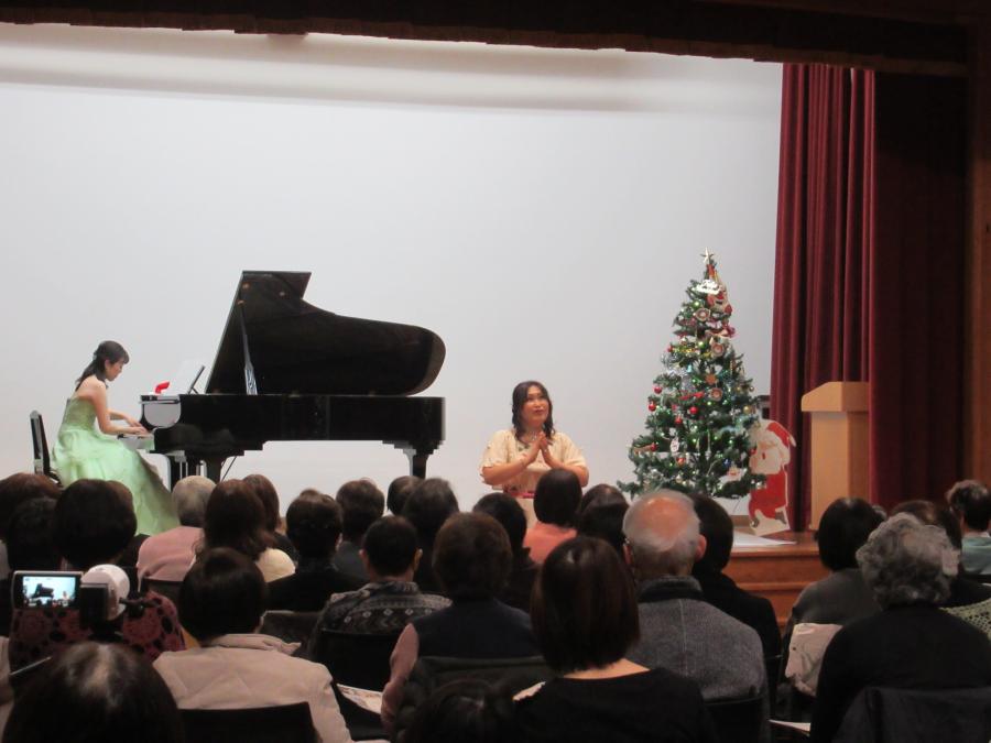 ピアノの伴奏で歌う宮川さん