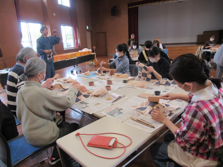 説明を聞いて作る様子