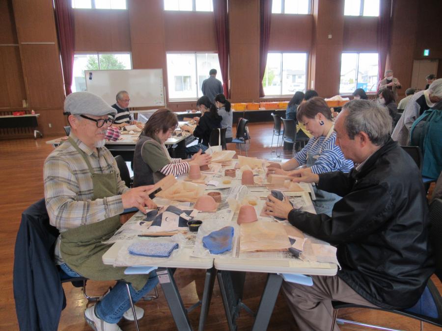 型に合わせて形を作る様子