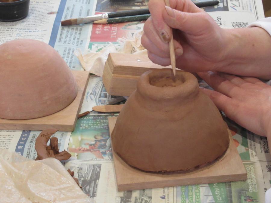 高台の中に自分の名前をサインで入れる様子