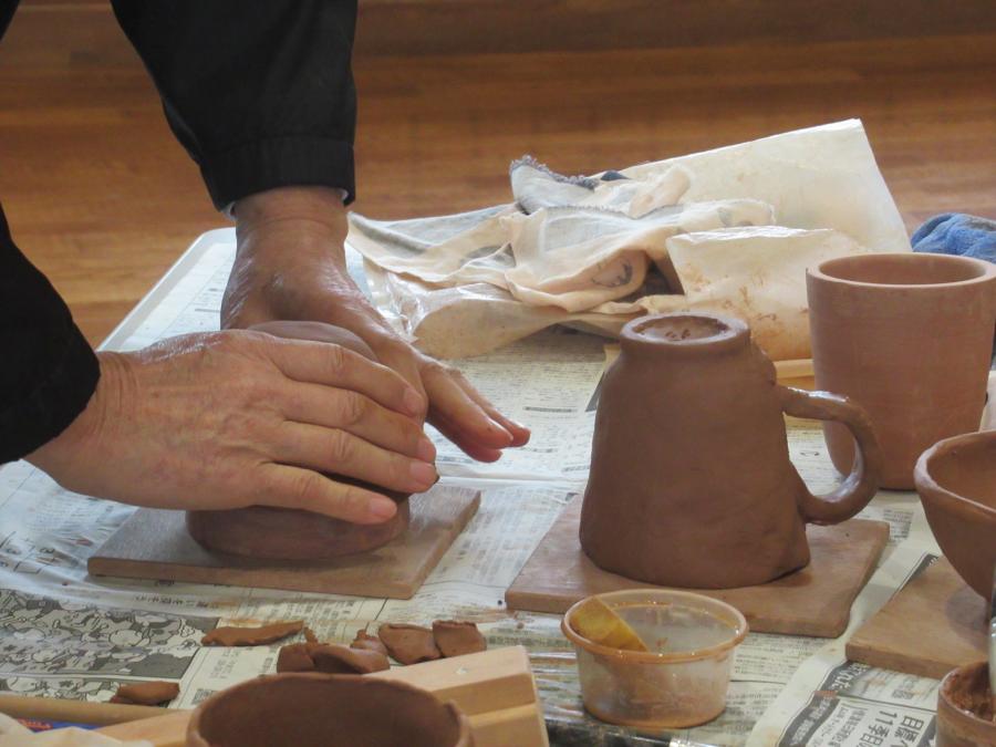 茶碗の形を作っているところ