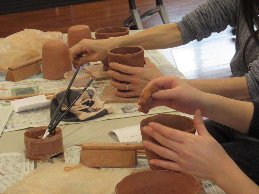 カップなどのふちを整える様子