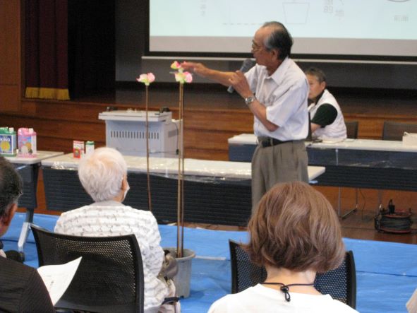 熱心に講義する講師