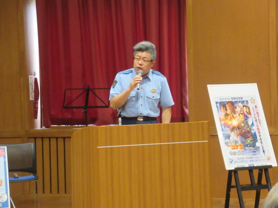 交通安全講話の講師の平林警部補のお話の様子