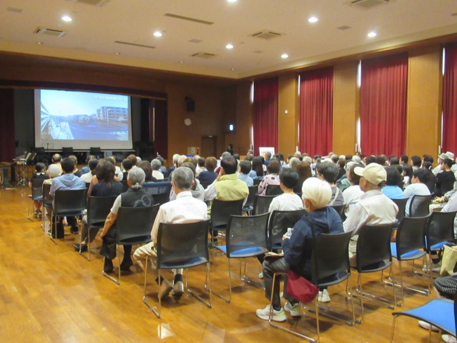 DVDを観ている会場の様子