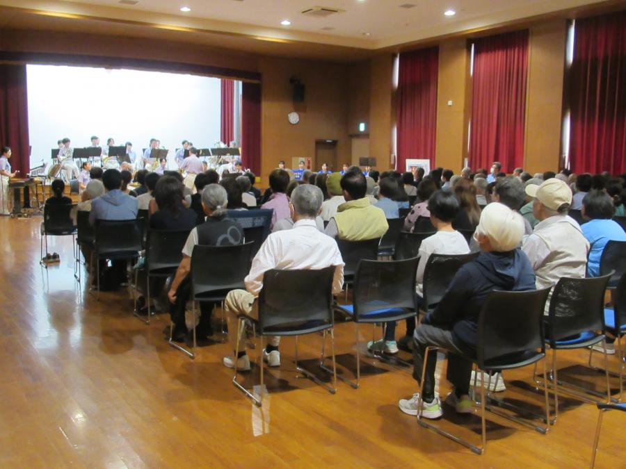 音楽隊の演奏に耳を傾けている会場の様子