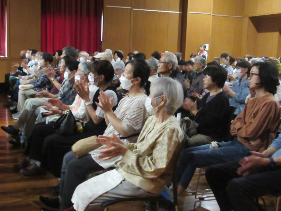 演奏を聴いている会場の様子