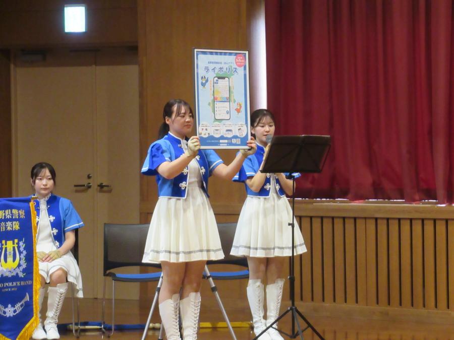 ライポリスのアプリの紹介をする女性警察官の写真