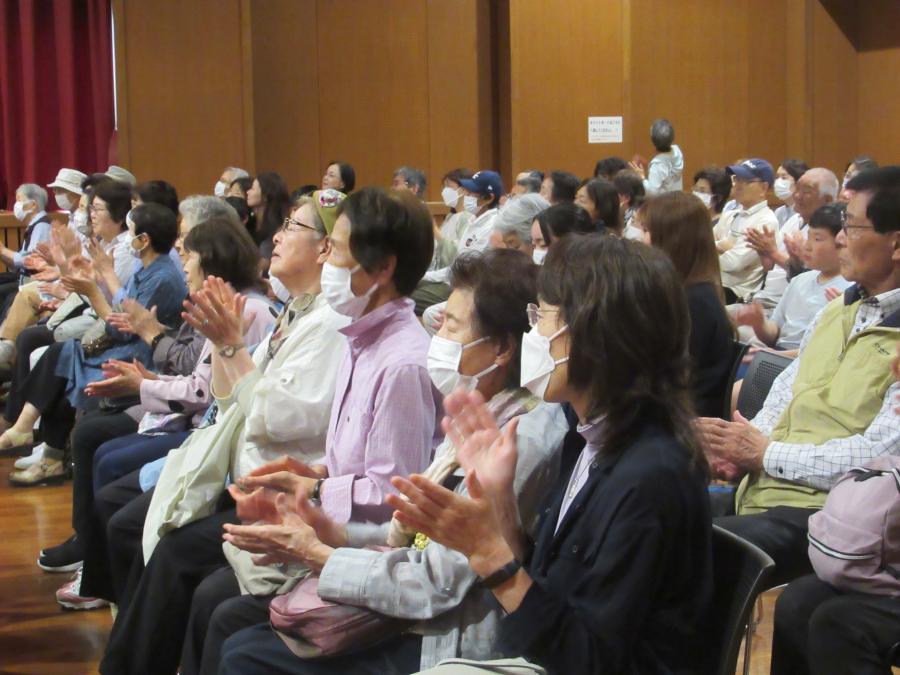 演奏を聴いている会場の様子