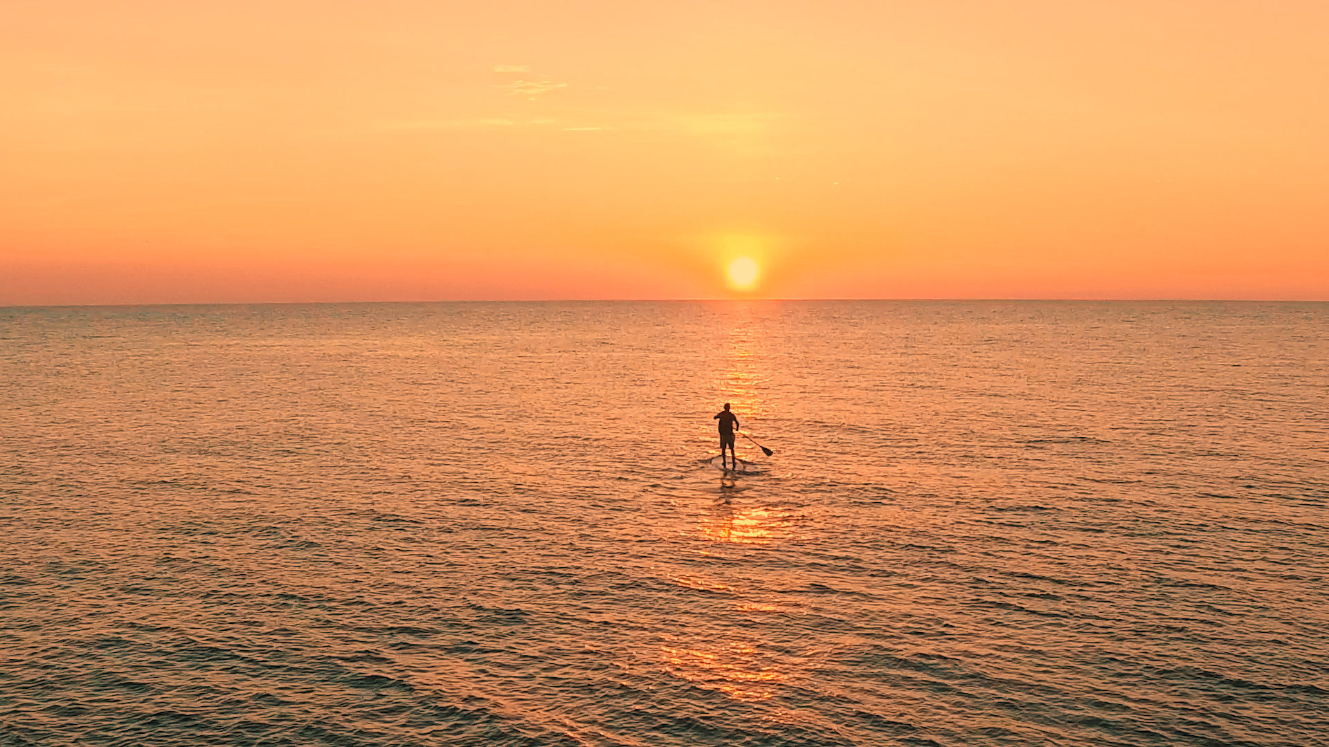 日本海に沈む夕日の写真