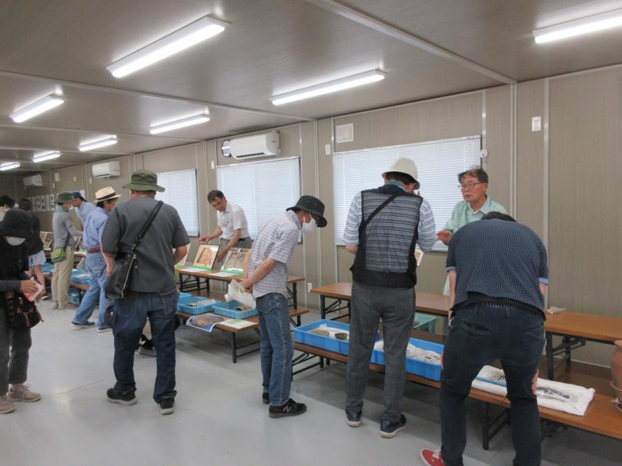 遺物展示解説の様子