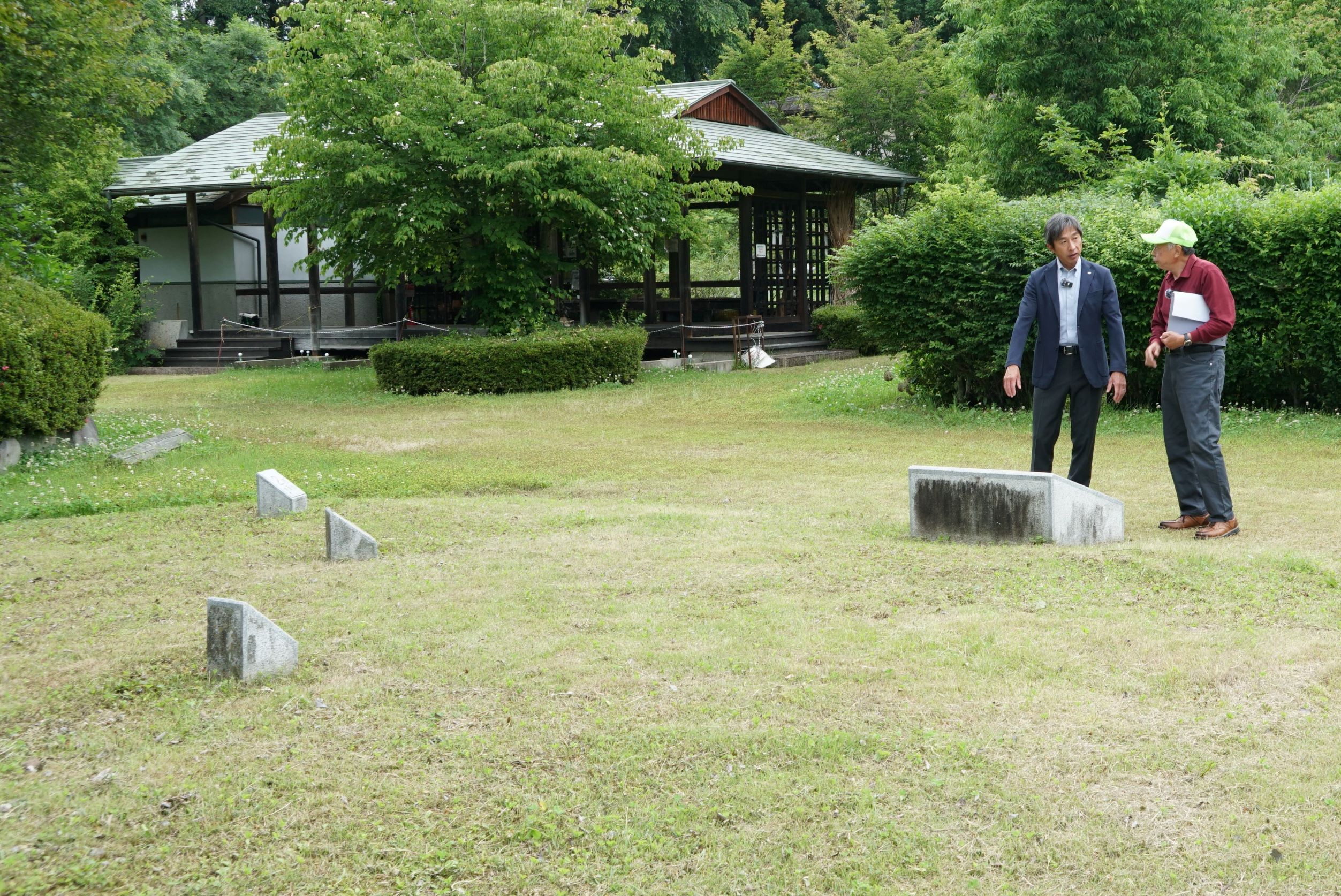 墳墓跡で説明する写真