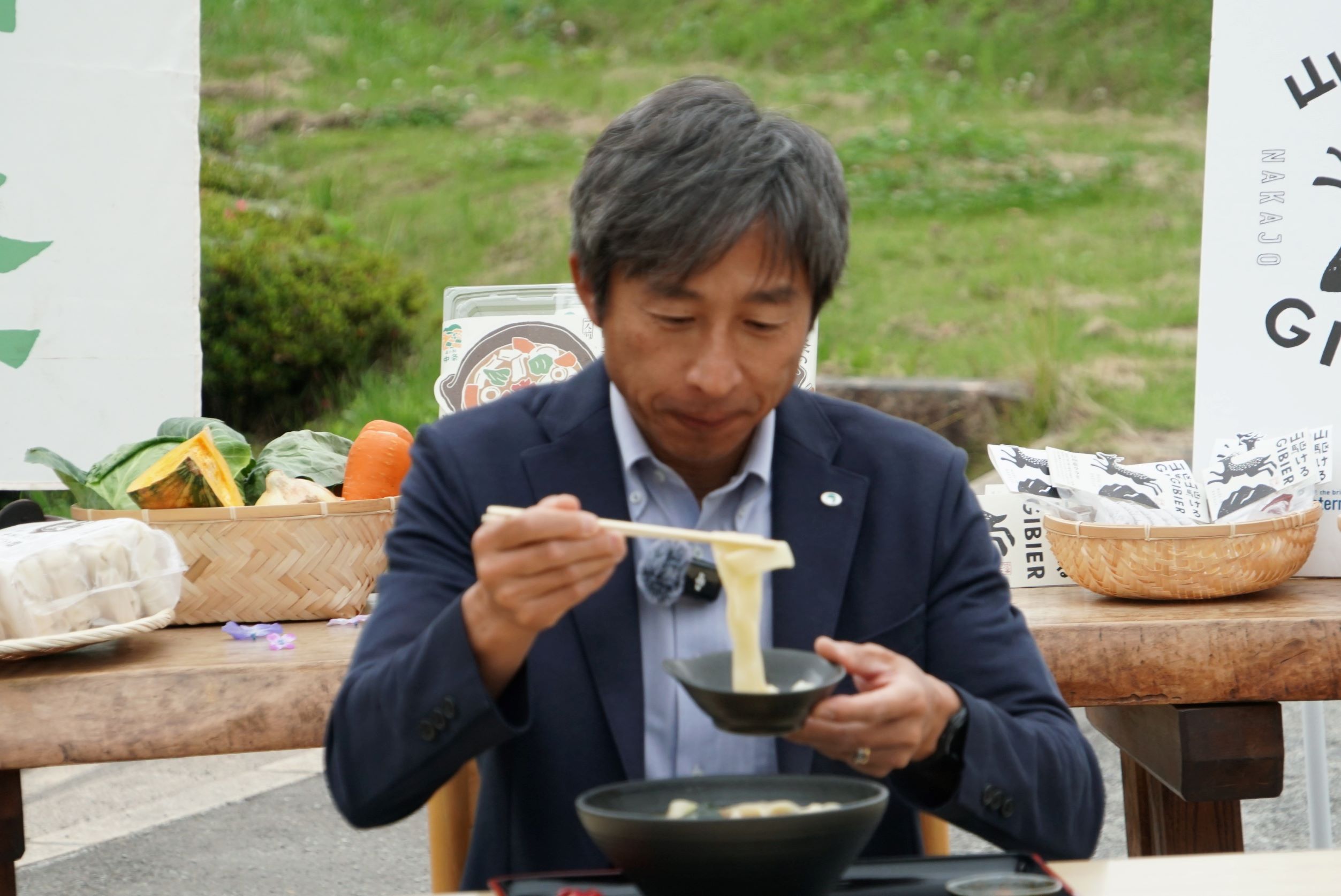 試食する市長の写真