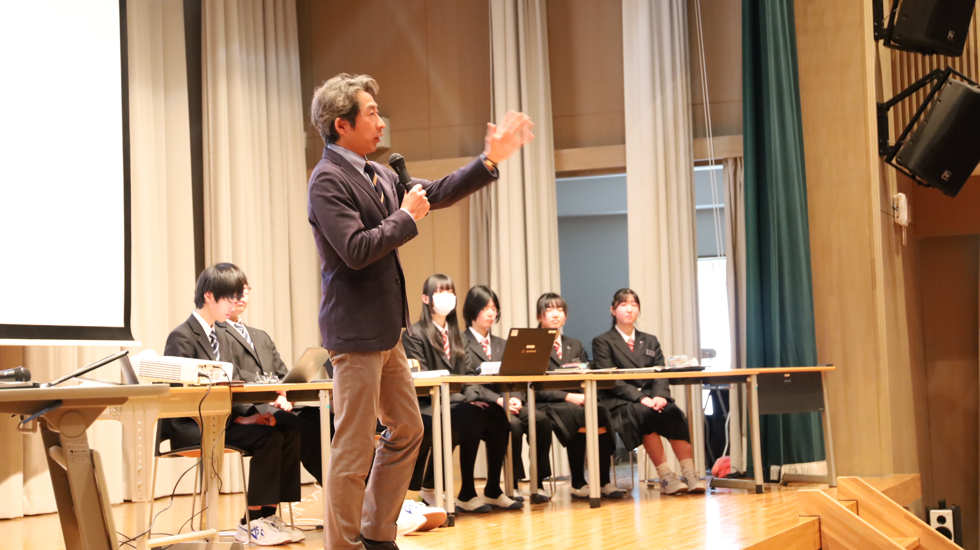 みどりの移動市長室070205ステージ上の市長