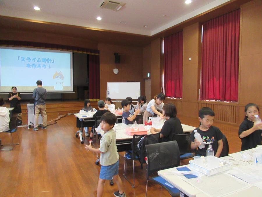 親子でスライム作りをしている様子