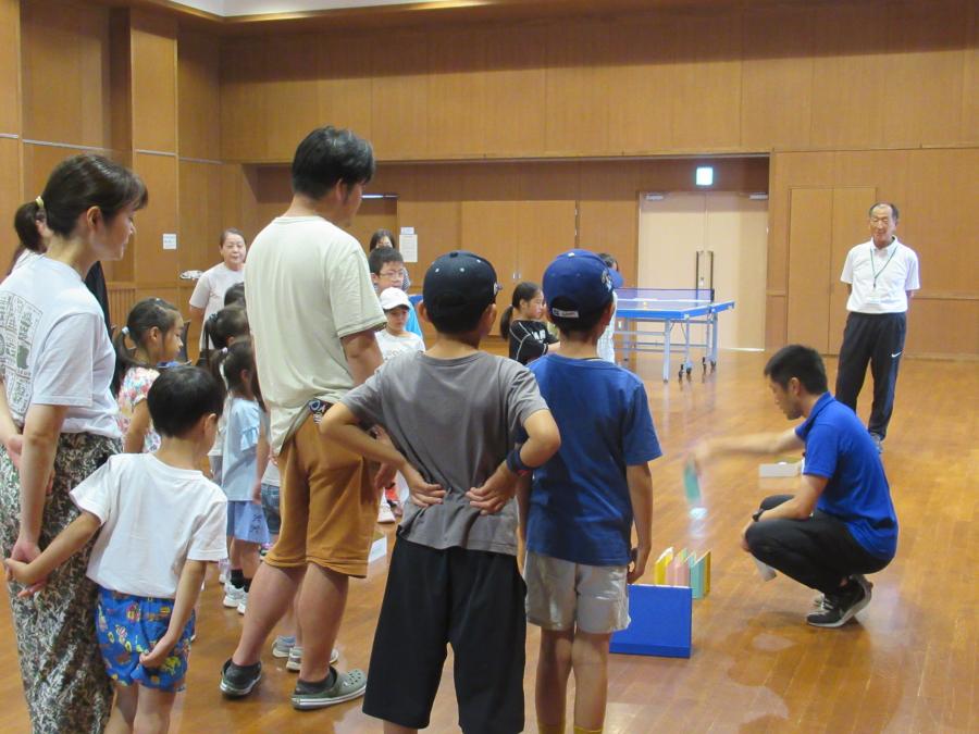 講師がやり方を指導する様子