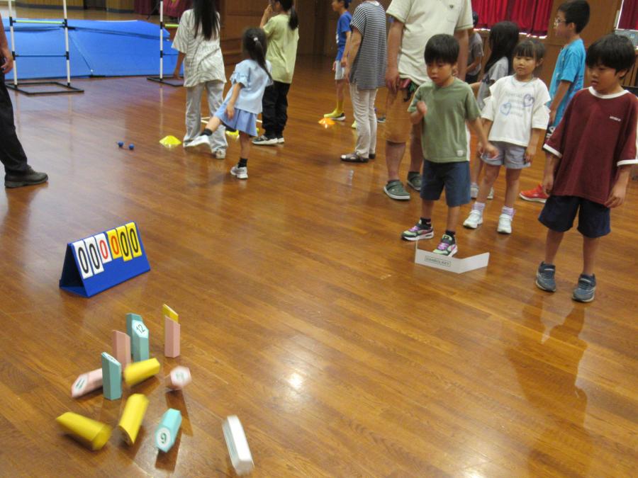 男の子がモルックを投げているところ