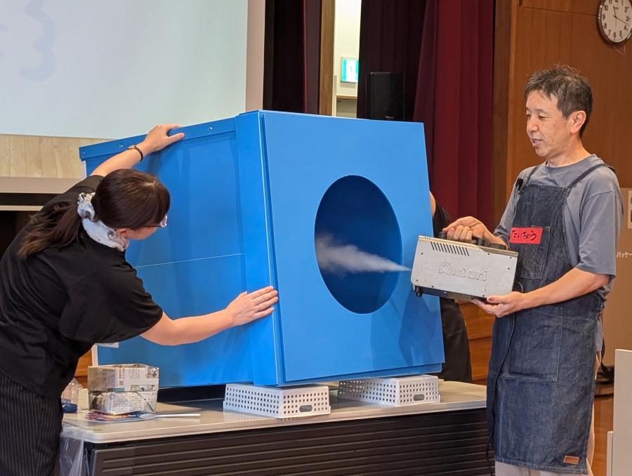 大きな空気砲に、煙を入れている様子