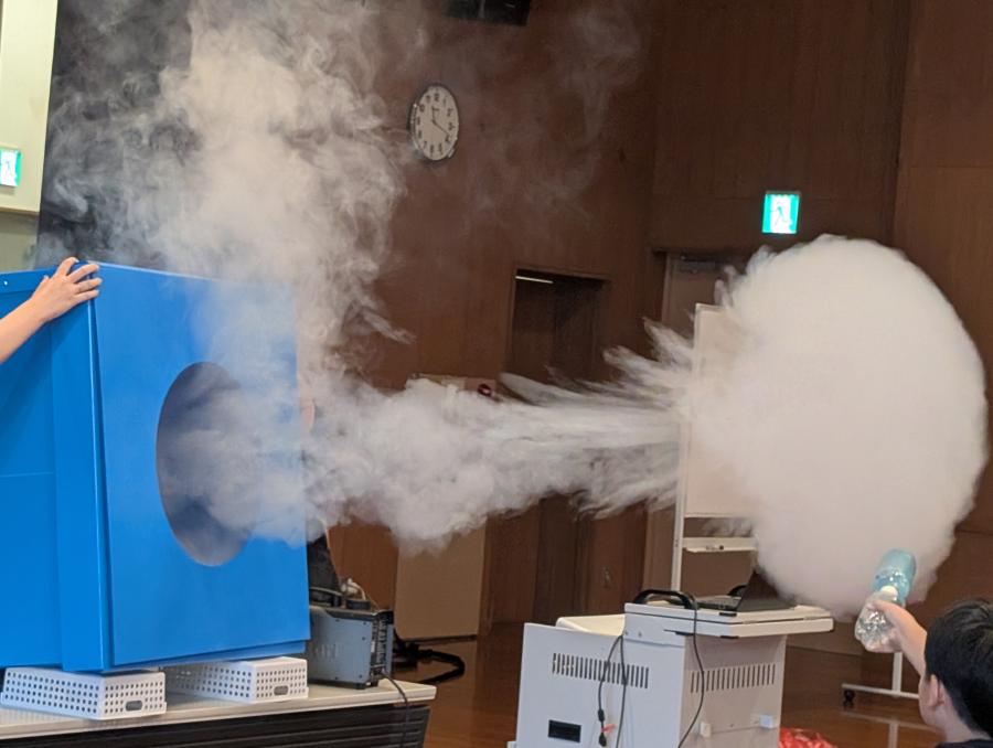 空気砲から発射された煙の写真