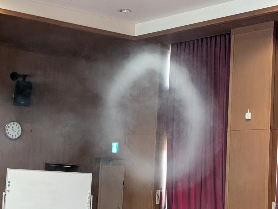 丸いドーナツ型になった空気砲の煙の写真