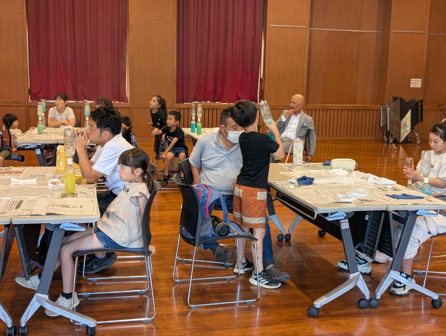 親子で座って実験に参加している様子