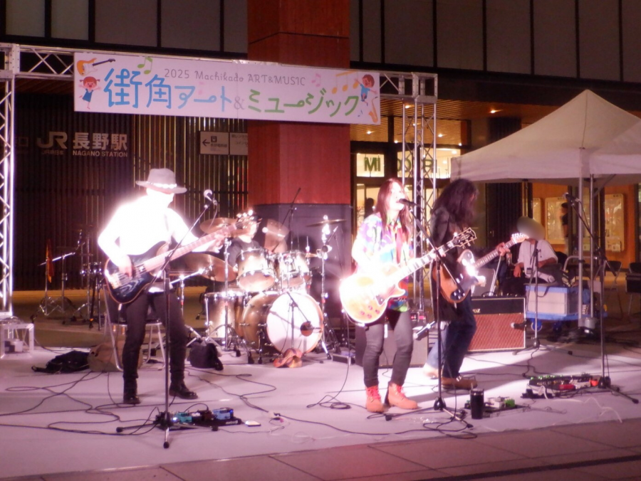 長谷川 綾（ロックバンド）