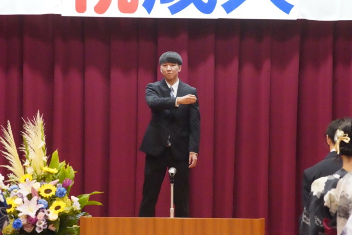 指揮をする新成人