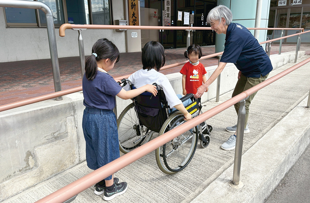 車椅子体験の様子の写真