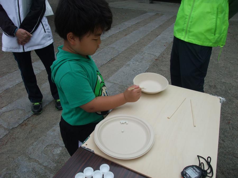 豆の代わりにBB弾つかみ