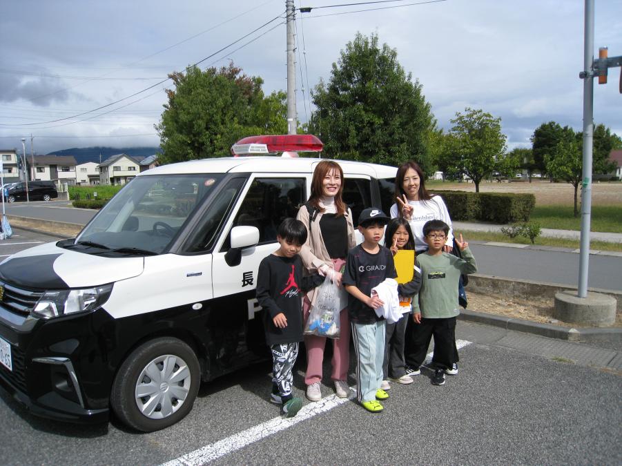 パトカーと一緒に写真撮影