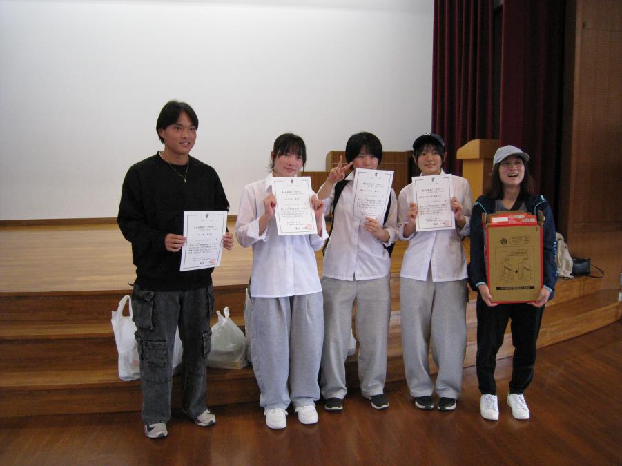 標語の部最優秀賞のアントニータカラトミーの皆さん