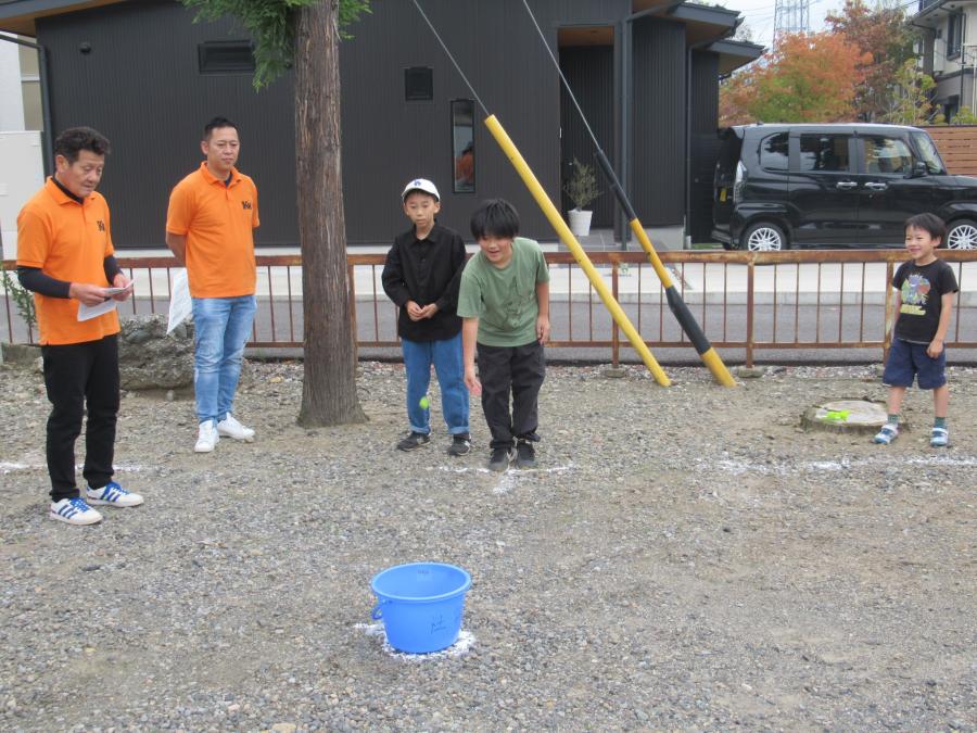 子供がキャップ入れを楽しむ様子